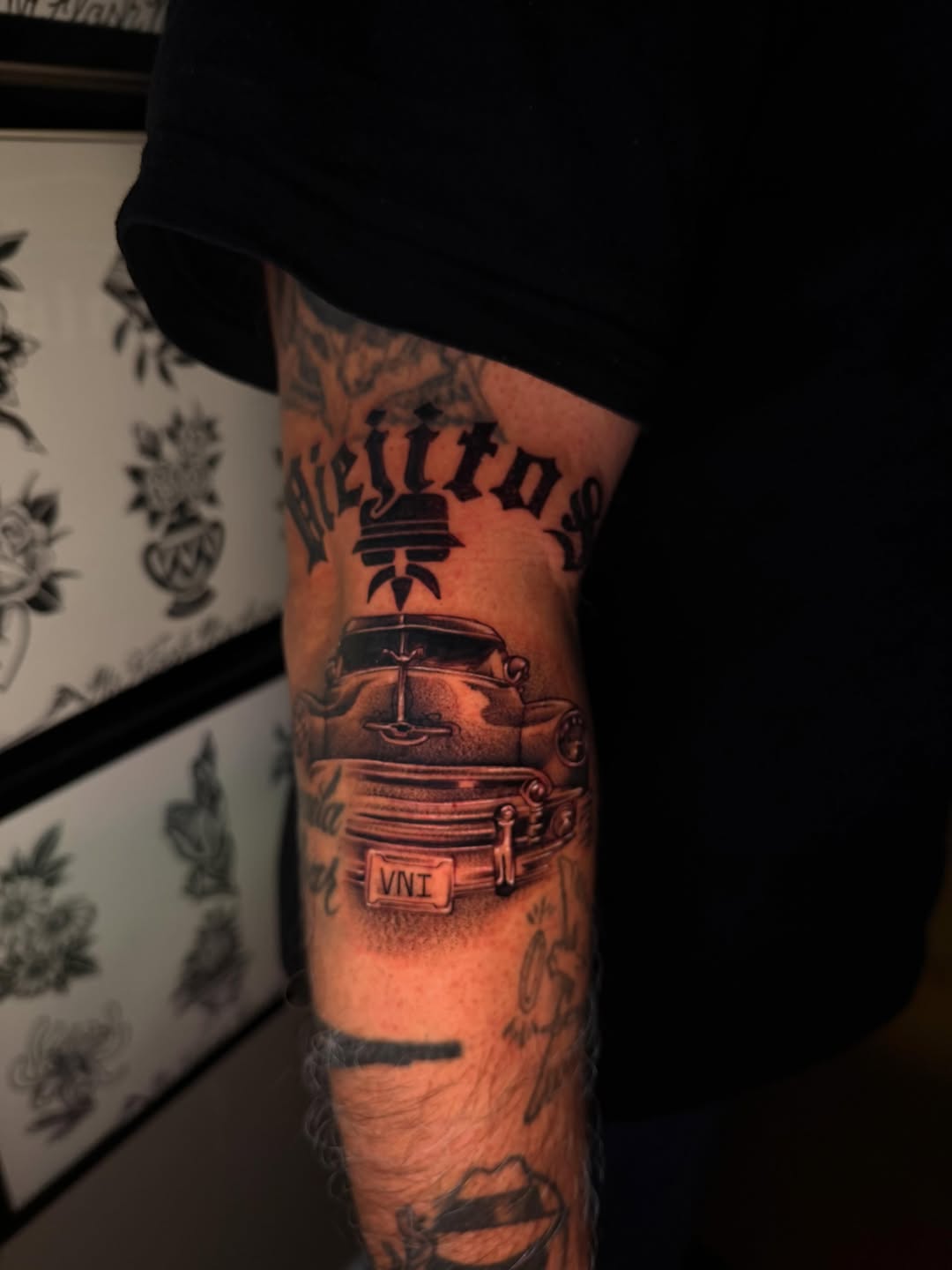 Stacked mechanical gears and cogs with text reading 'VNT' on upper arm, rendered in black and grey with soft shading.